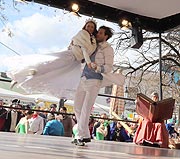 Faschingsdienstag: traditioneller Marktweibertanz 2019 auf dem Viktualienmarkt - Davor: ein Auftritt der Narrhalla (Foto: Martin Schmitz)